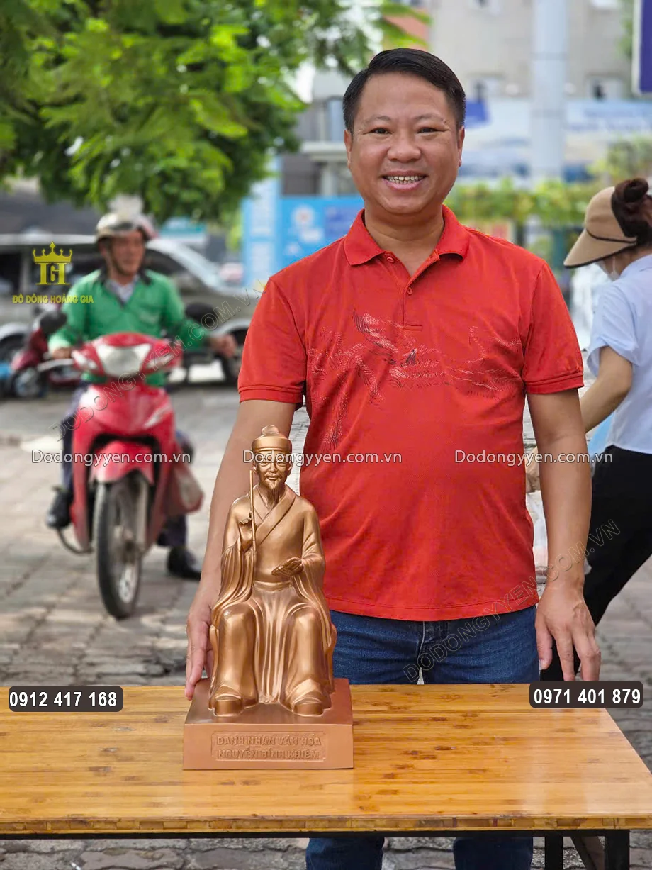 Ngài được đúc theo thế ngồi